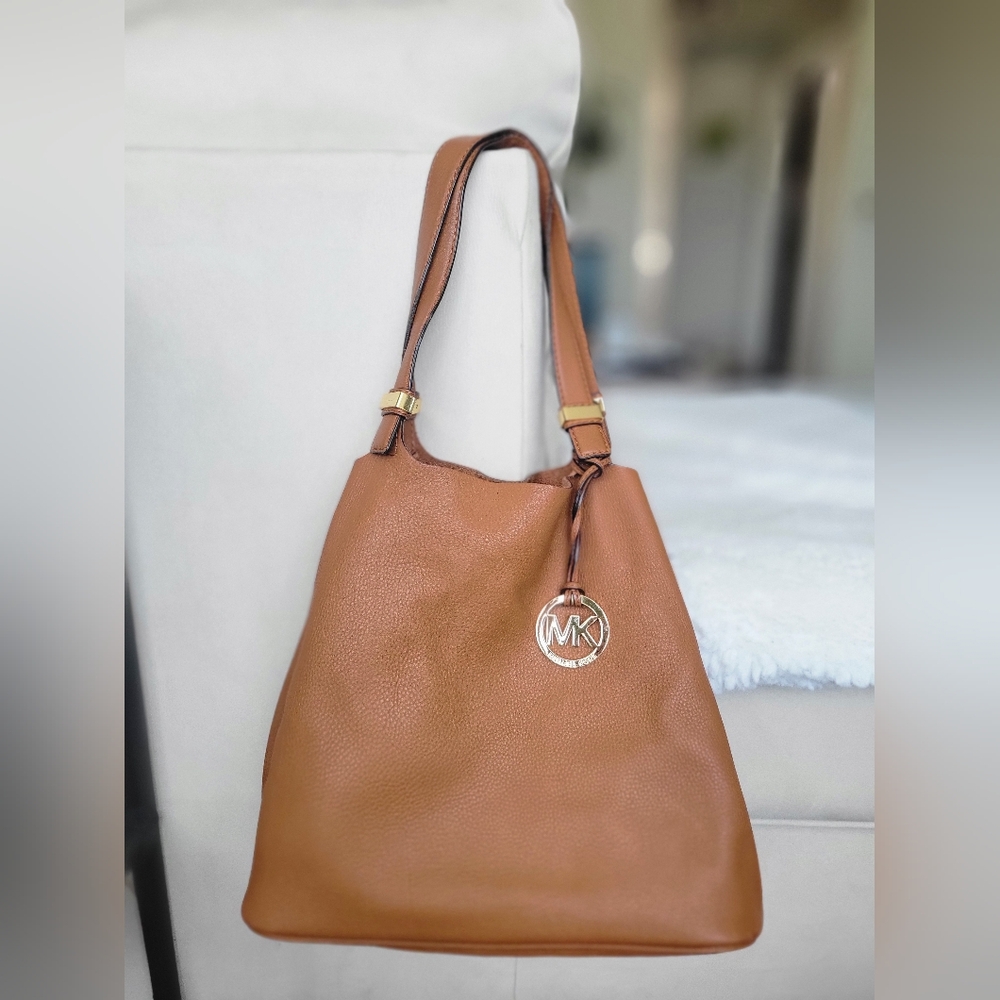 🌿 Michael Kors Cognac Reversible Pebble Leather/suade bag with pouch - Picture 4 of 15